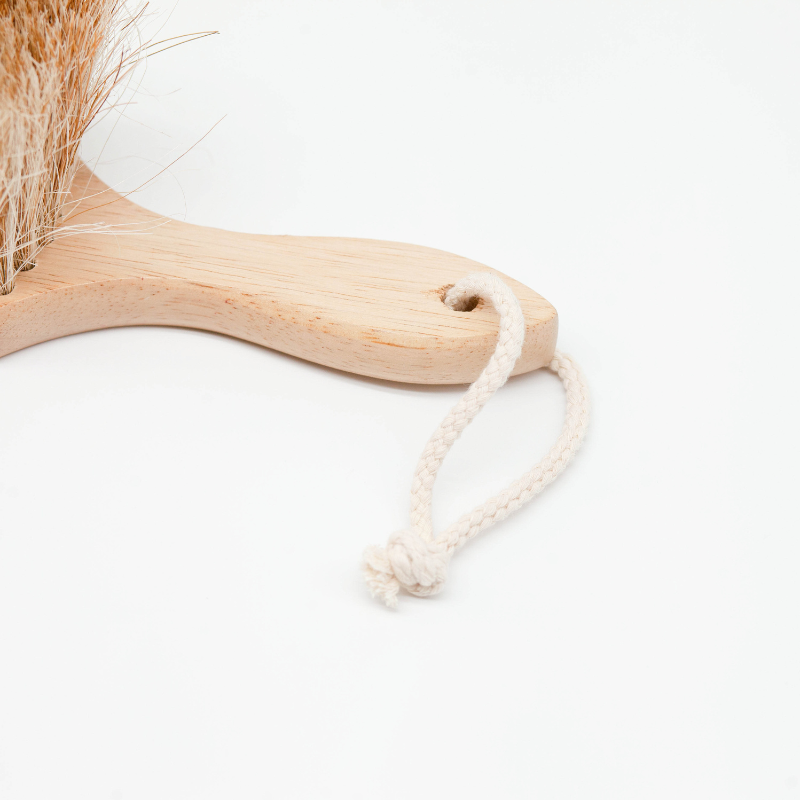Sande™ Sand Brush / Surf Brush made from sustainable rubberwood, featuring a wooden handle and a hanging cotton cord leash. Perfect for swiftly sweeping wet or dry sand from kids, adults, beach toys, surfboards, pets, car upholstery, and carpets.