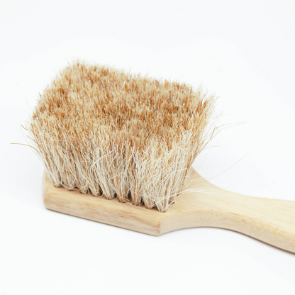 Sande Sand Brush / Surf Brush made from sustainable rubberwood with coconut and jute fibres. Swiftly sweep wet or dry sand from kids, adults, beach toys, surfboards, pets, car upholstery and carpet